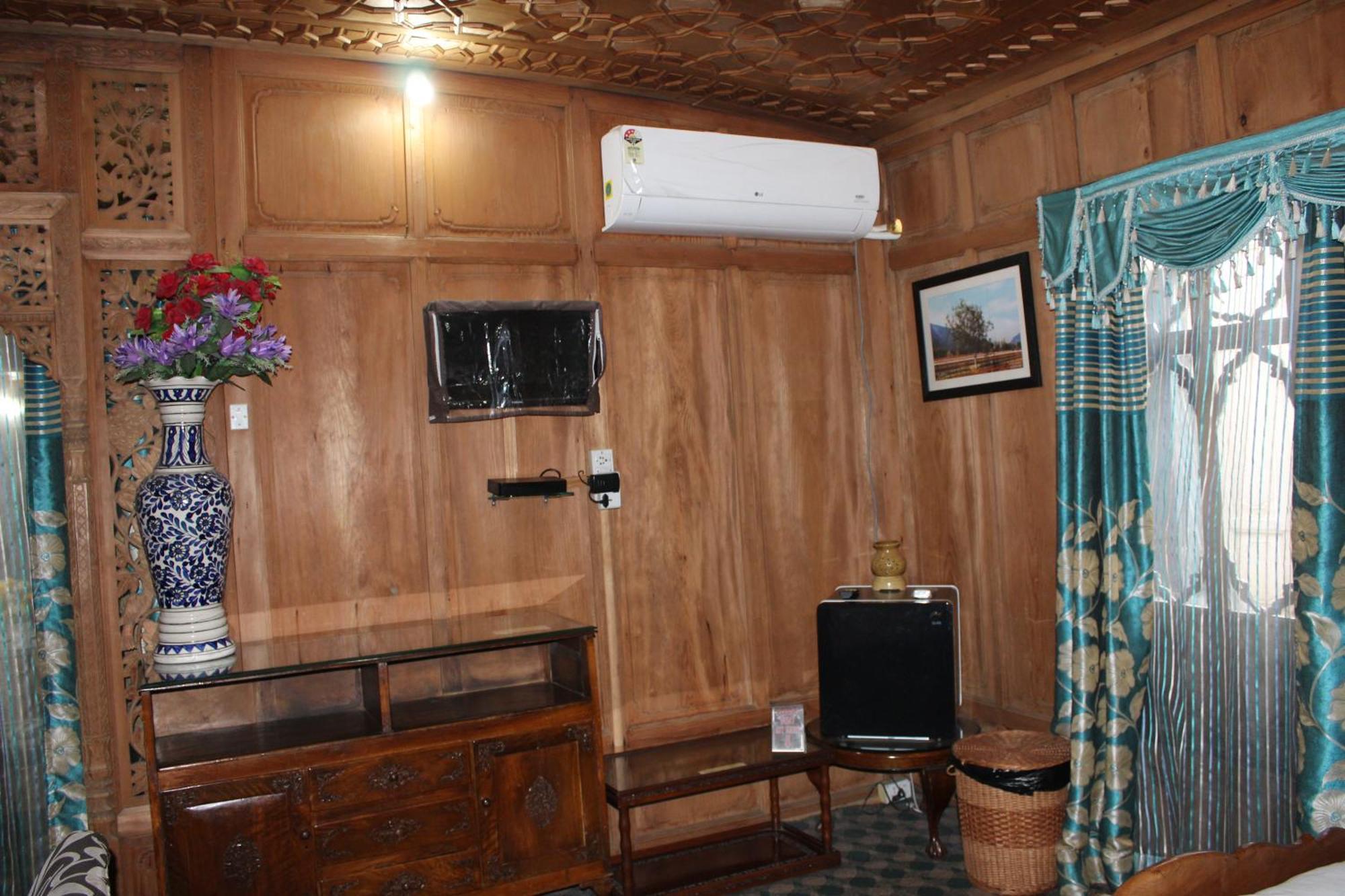 Swan Heritage Houseboats Srīnagar Exterior foto